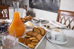 Se ofrece un desayuno bufé todos los días (por un coste adicional)