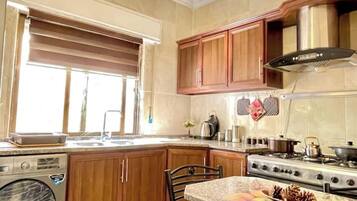 Fridge, oven, stovetop, coffee/tea maker