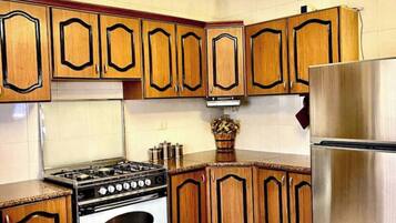 Fridge, oven, stovetop, coffee/tea maker