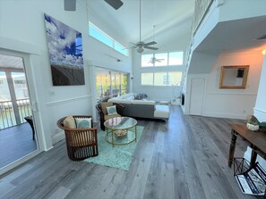 Living area - Beautiful 3 Bedroom Canal Home in Little Torch Key, FL w/ Great Boating Access (Little Torch Key)