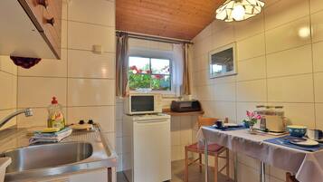 Frigorífico, microondas, cafetera o tetera y tostadora