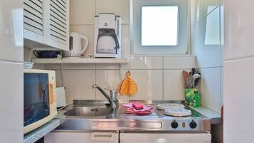 Réfrigérateur, micro-ondes, cafetière/bouilloire, grille-pain