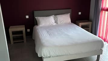 Room with a large bed | Hypo-allergenic bedding, desk, free WiFi, bed sheets