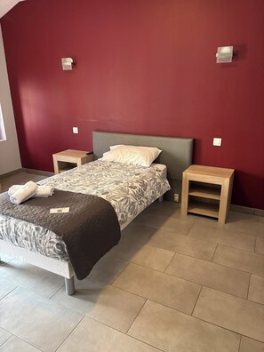 Chambre lits jumeaux | Literie hypoallergénique, bureau, Wi-Fi gratuit, draps fournis