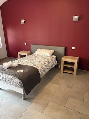 Chambre lits jumeaux | Literie hypoallergénique, bureau, Wi-Fi gratuit, draps fournis