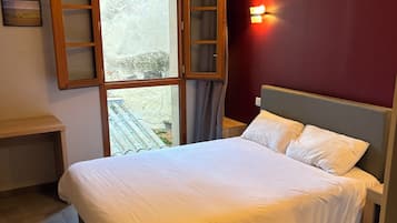 Hypo-allergenic bedding, desk, free WiFi, bed sheets