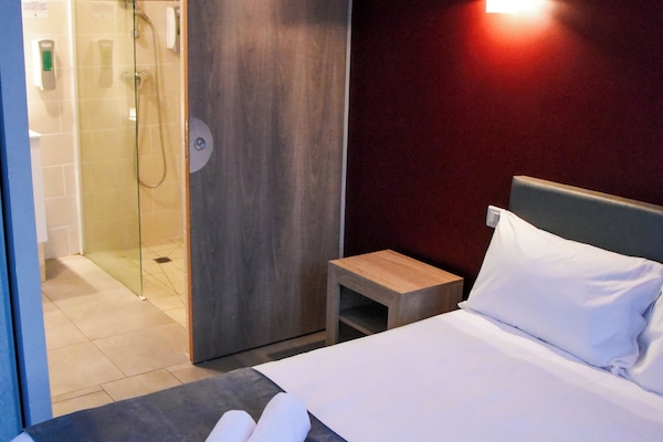 Klassieke tweepersoonskamer | Hypoallergeen beddengoed, een bureau, gratis wifi, beddengoed