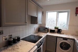 Apartamento | Cozinha privada | Geladeira, micro-ondas, fogão, cooktop