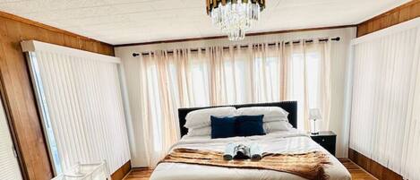 5 bedrooms, iron/ironing board, WiFi, bed sheets