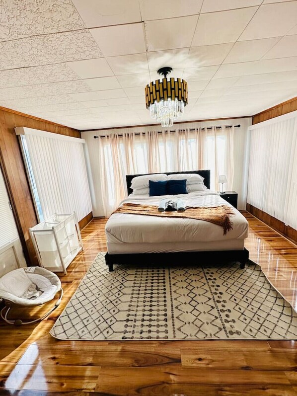 5 bedrooms, iron/ironing board, WiFi, bed sheets