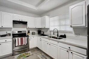 冷蔵庫、電子レンジ、オーブン、コンロ