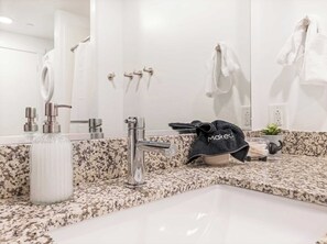 Douche, sèche-cheveux