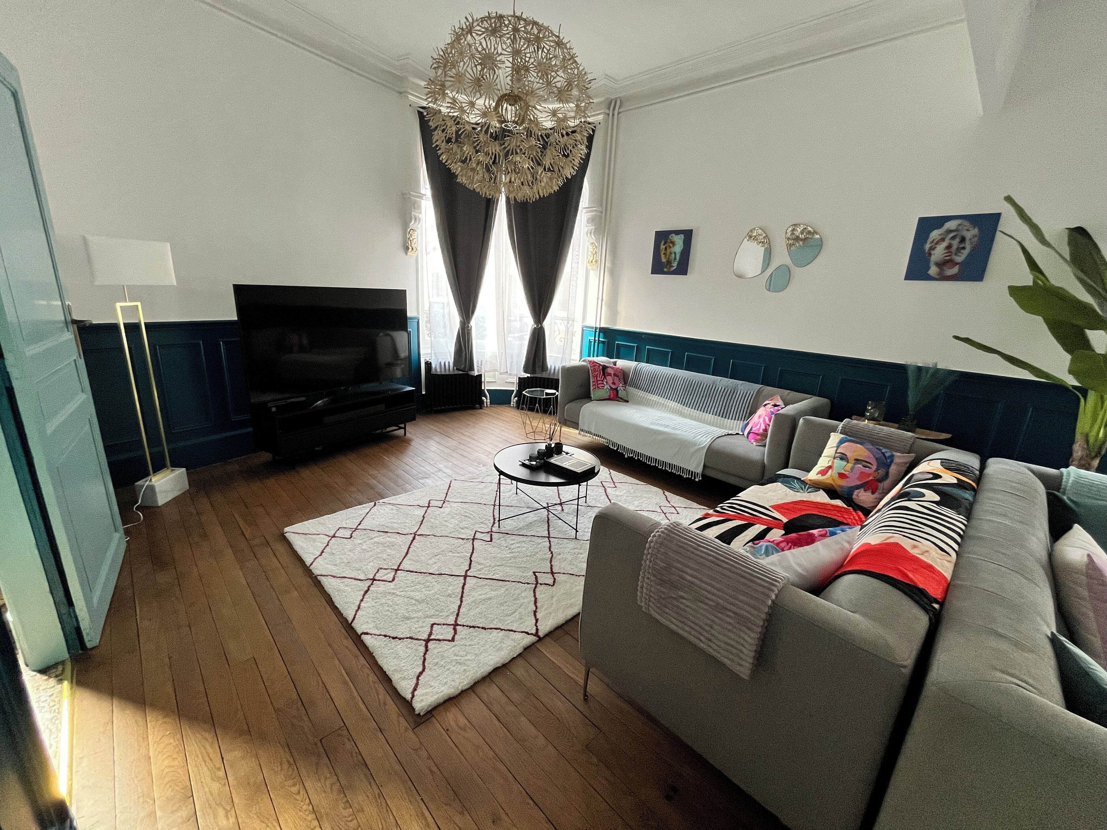 Ein Wohnzimmer mit einer Couch, einem Fernseher und Dekorationselementen.