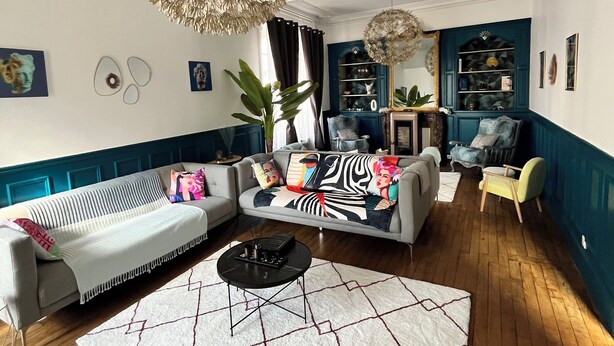 Un salon avec un canapé, une table basse et des objets de décoration.