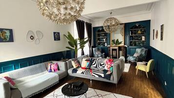 Televisie, een open haard, videospelletjes en een dvd-speler