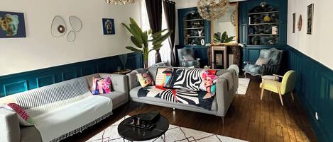 Televisión, chimenea, videojuegos y reproductor de DVD