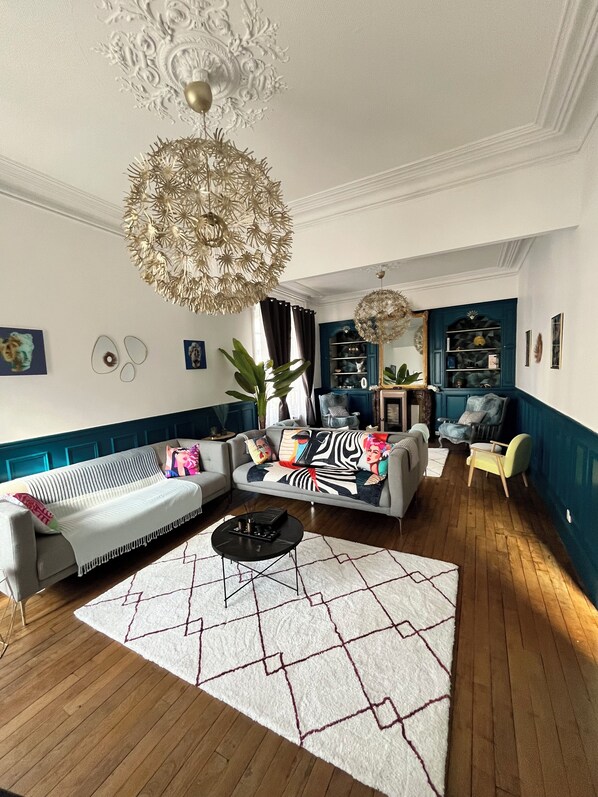 Fernseher, Kamin, Videospiele, DVD-Player