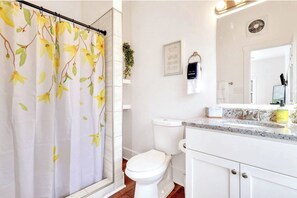 Towels, soap, toilet paper - Starland District,walking Distance to Forsyth!
 (Savannah)