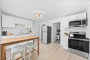 Private kitchen - Comfortable 2- Bedroom House In Cleveland 1330 (Cleveland)