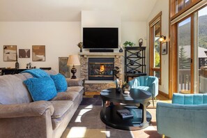 Smart TV, chimenea y oficina 