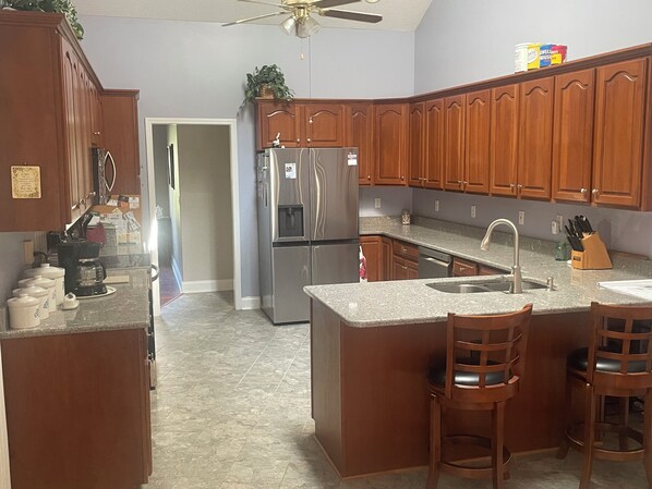 Microwave, oven, stovetop, dishwasher - Central Tellico Village house with WiFi, AC on serene small cul-de-sac location (Loudon)