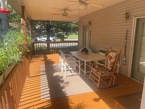 Outdoor dining - Central Tellico Village house with WiFi, AC on serene small cul-de-sac location (Loudon)
