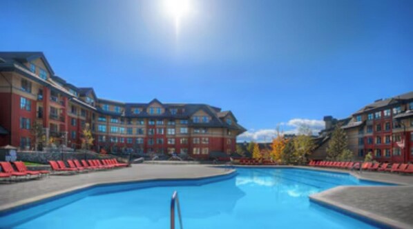 Een buitenzwembad en een verwarmd zwembad