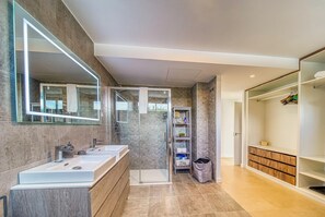 Regadera, secadora de cabello, toallas, papel de baño 