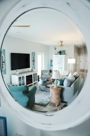 Smart-tv, pejs, dvd-afspiller, bøger