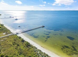 Nära stranden, solstolar och strandhanddukar