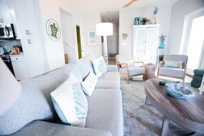 Téléviseur connecté, foyer, lecteur de DVD, livres