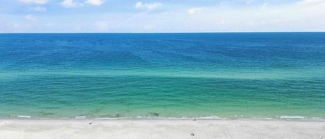 Ubicación cercana a la playa, tumbonas y toallas de playa