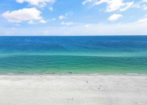 Steps to the Beach, Pool & Pier – Your Pensacola Escape with hot tub