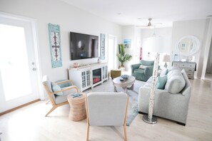 Téléviseur connecté, foyer, lecteur de DVD, livres