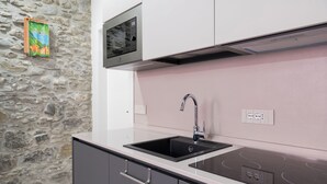 Comfort Condo, Patio | Private kitchen | Fridge, microwave, stovetop, highchair - Mirabel Apartments (Moneglia)