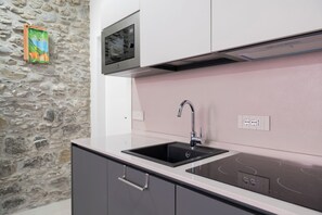 Comfort Condo, Patio | Private kitchen | Fridge, microwave, stovetop, highchair - Mirabel Apartments (Moneglia)