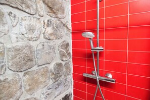 Comfort appartement, patio | Badkamer | Een douche, een haardroger, handdoeken, zeep