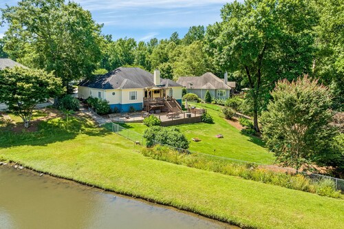 6 miles to Campus 4 to RTJ 1.5 to DT Opelika 