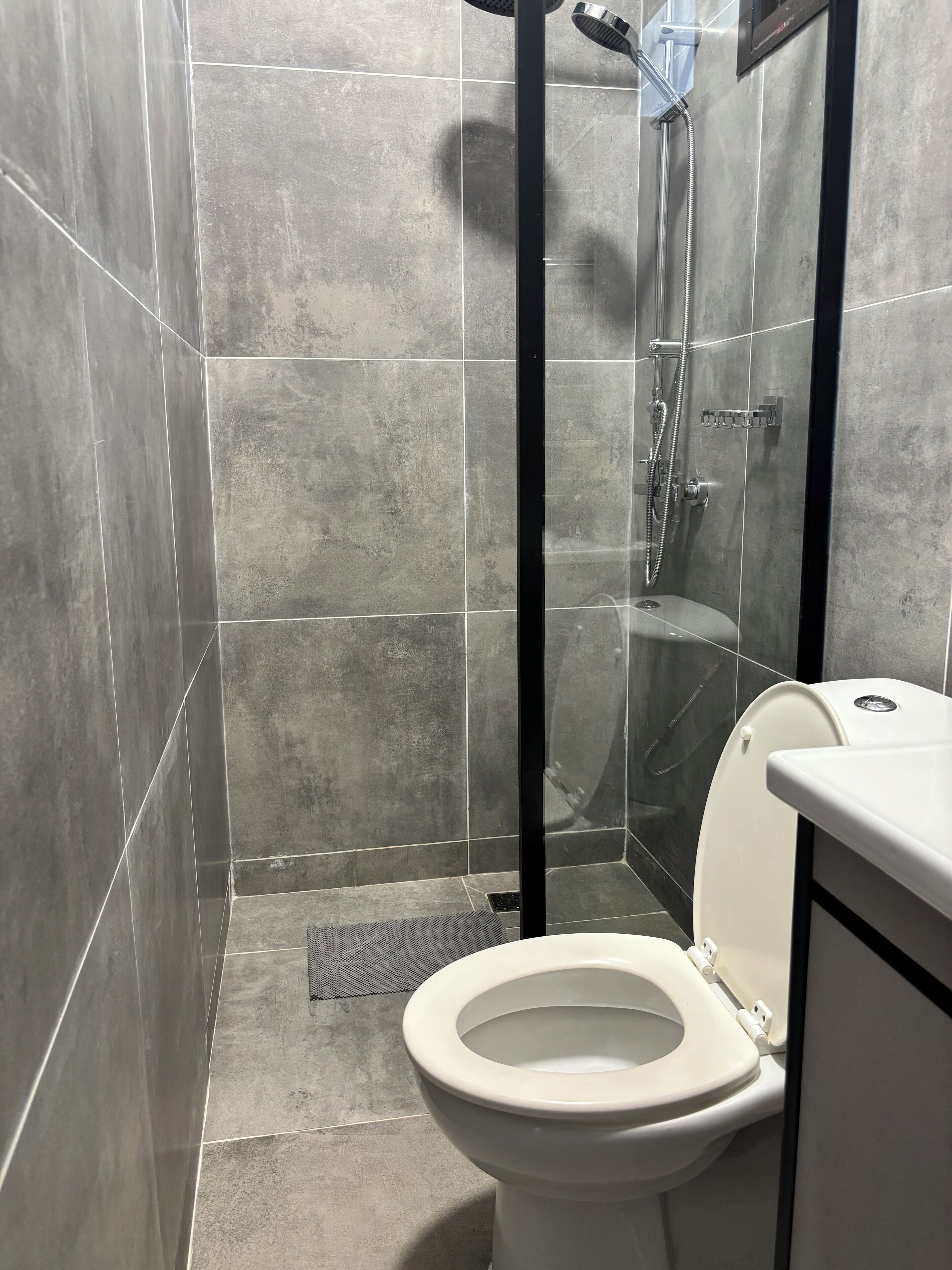 Comfort appartement | Badkamer | Een douche, handdoeken, toiletpapier