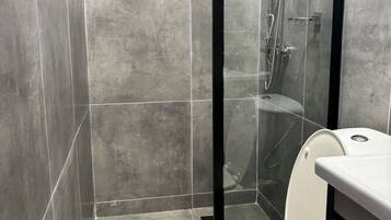 Comfort appartement | Badkamer | Een douche, handdoeken, toiletpapier