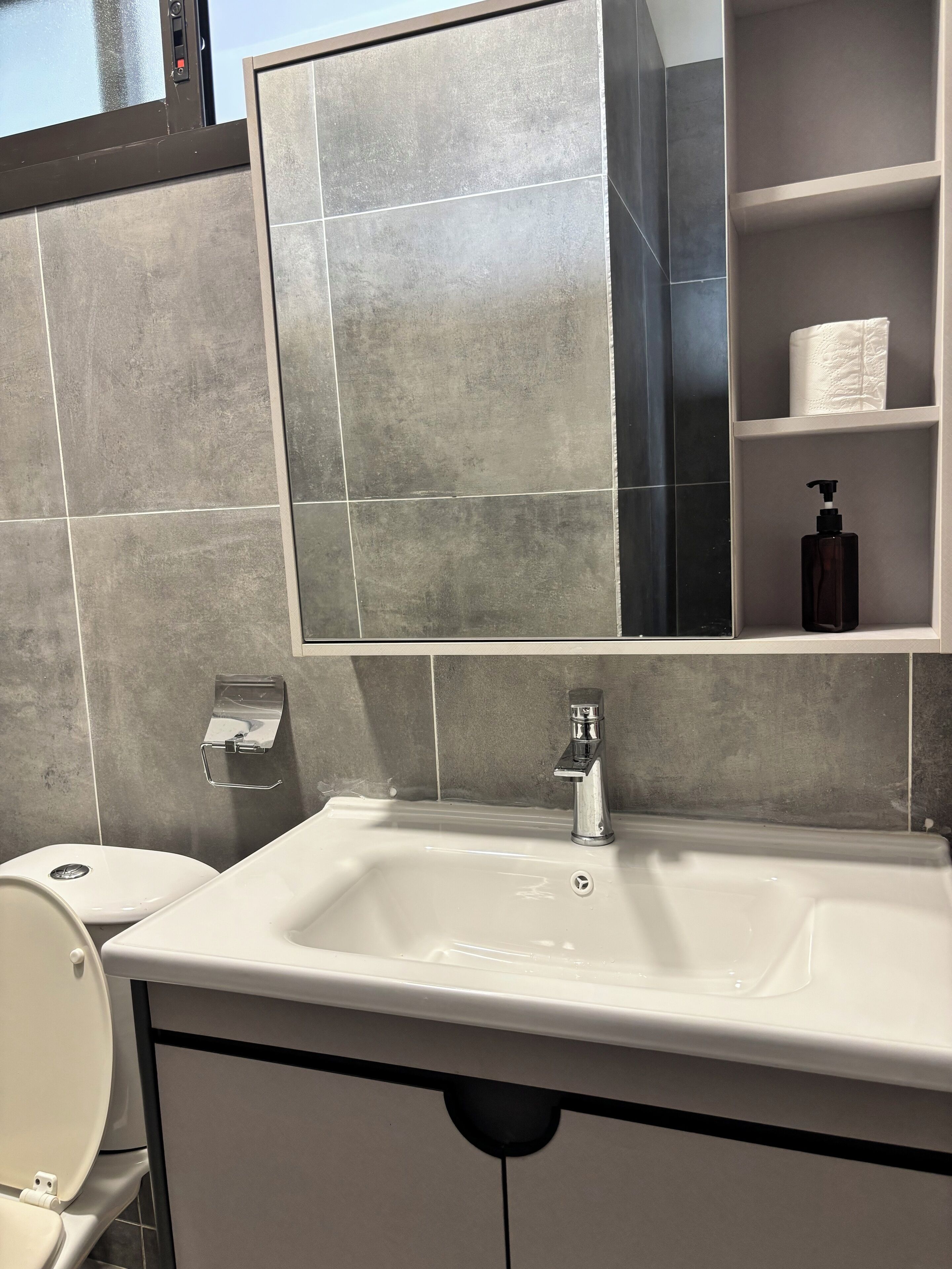 舒適公寓 | 浴室 | 淋浴設備、提供毛巾、廁紙