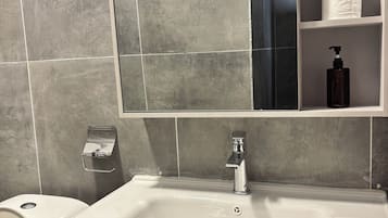 Comfort Apartment | Bathroom | Shower, towels, toilet paper