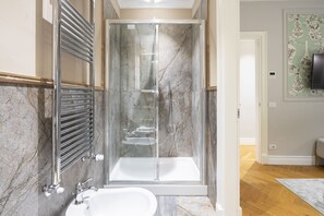Een douche, een haardroger, een bidet