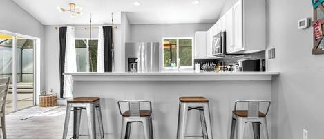 Réfrigérateur, micro-ondes, four, plaque de cuisson