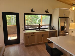 Fridge, microwave, oven, stovetop - Sunny Shores Lakehouse (Barrys Bay)