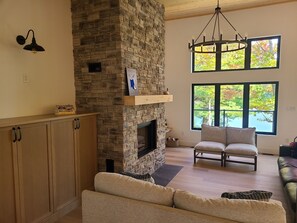 Smart TV, fireplace, ping pong, books - Sunny Shores Lakehouse (Barrys Bay)