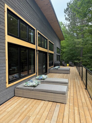 Sunny Shores Lakehouse