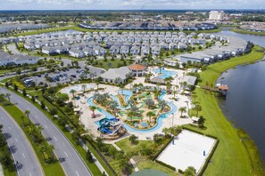 Ein Luftbild eines Wohngebiets mit einem zentralen Park, einem Schwimmbad und einer Marina.