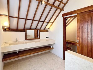 Douche, sèche-cheveux, serviettes fournies, savon