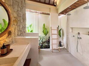 Ducha, secador de pelo, toallas y jabón